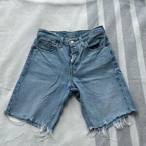 Levi’s 501 mid-thigh denim short
